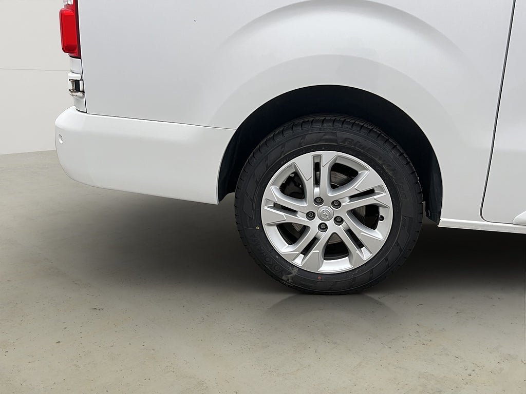 Vehicle Image 32