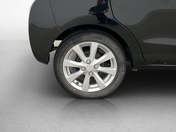 Vehicle Image 25