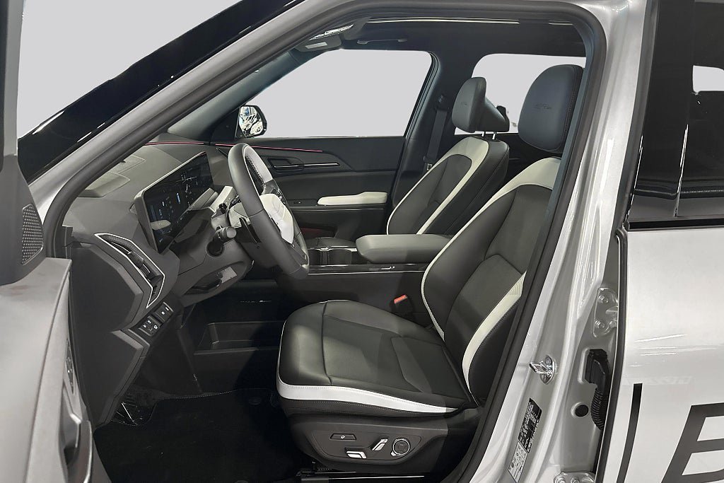 Vehicle Image 12