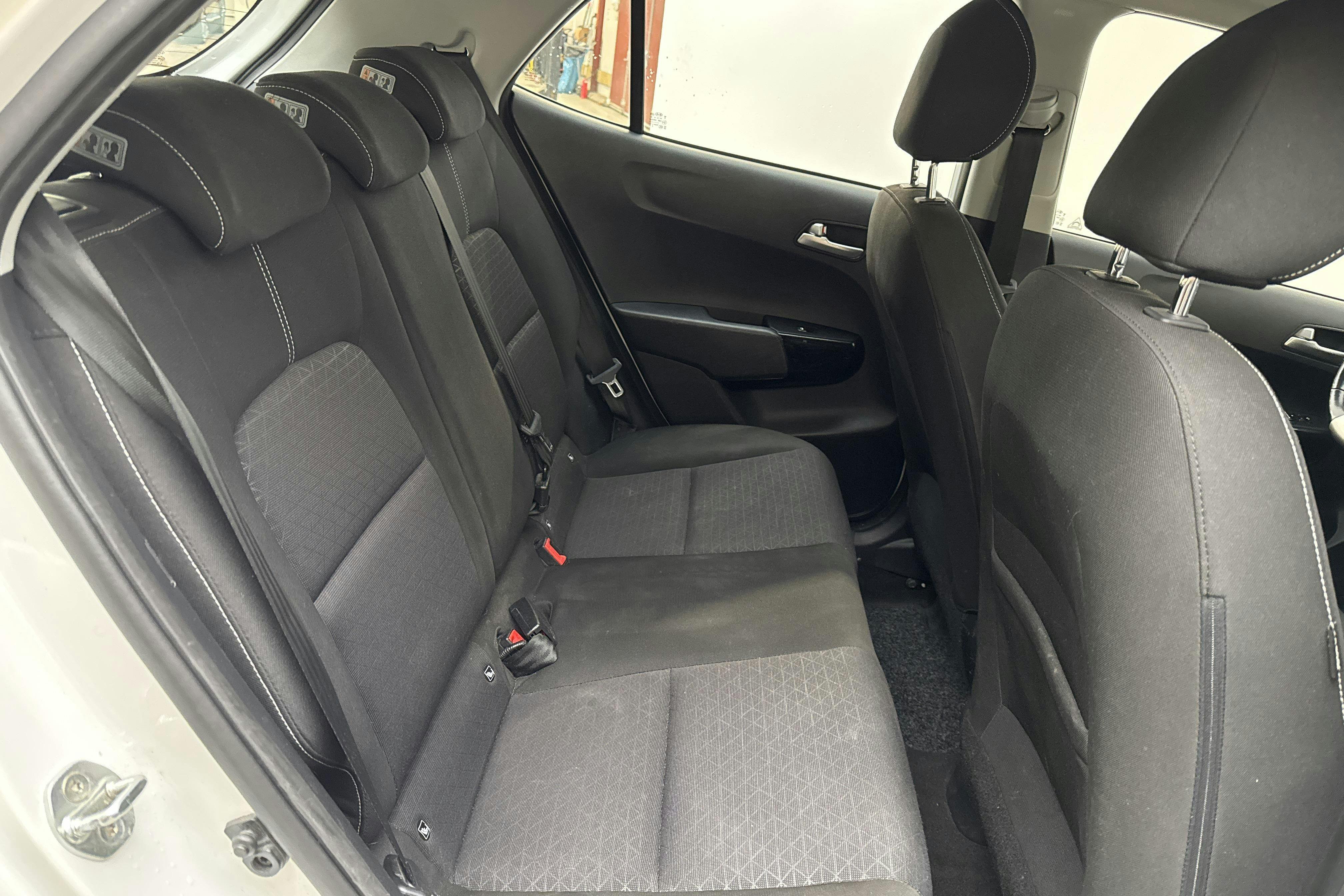 Vehicle Image 8