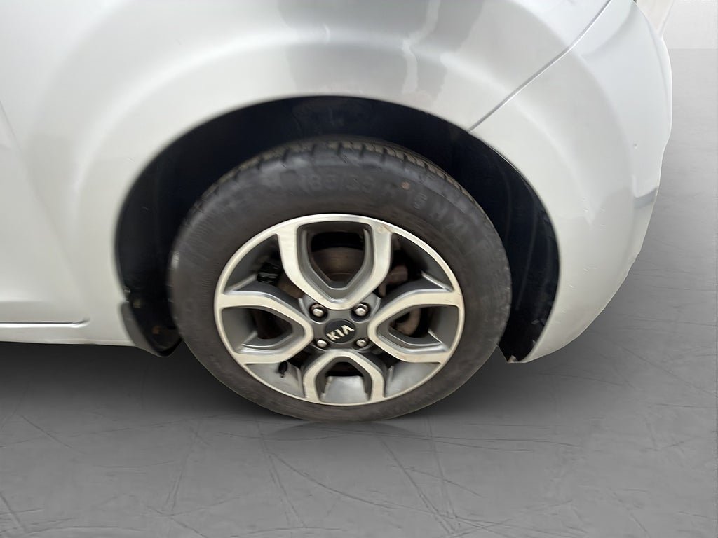 Vehicle Image 25