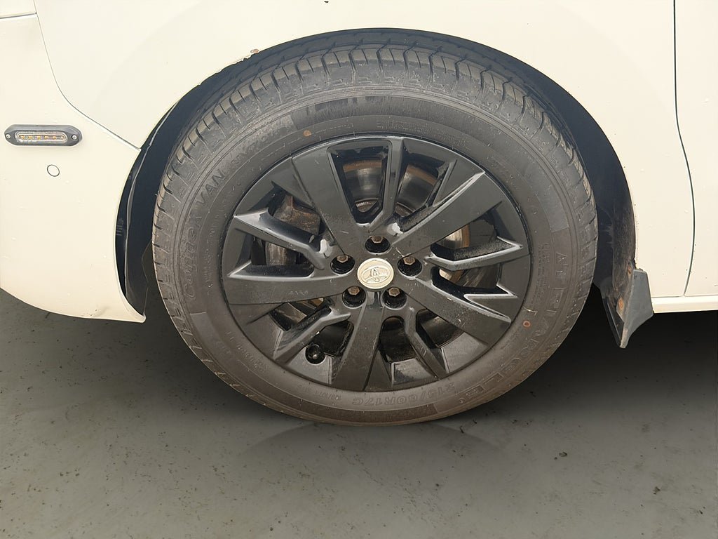 Vehicle Image 32
