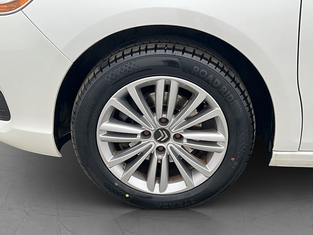 Vehicle Image 25