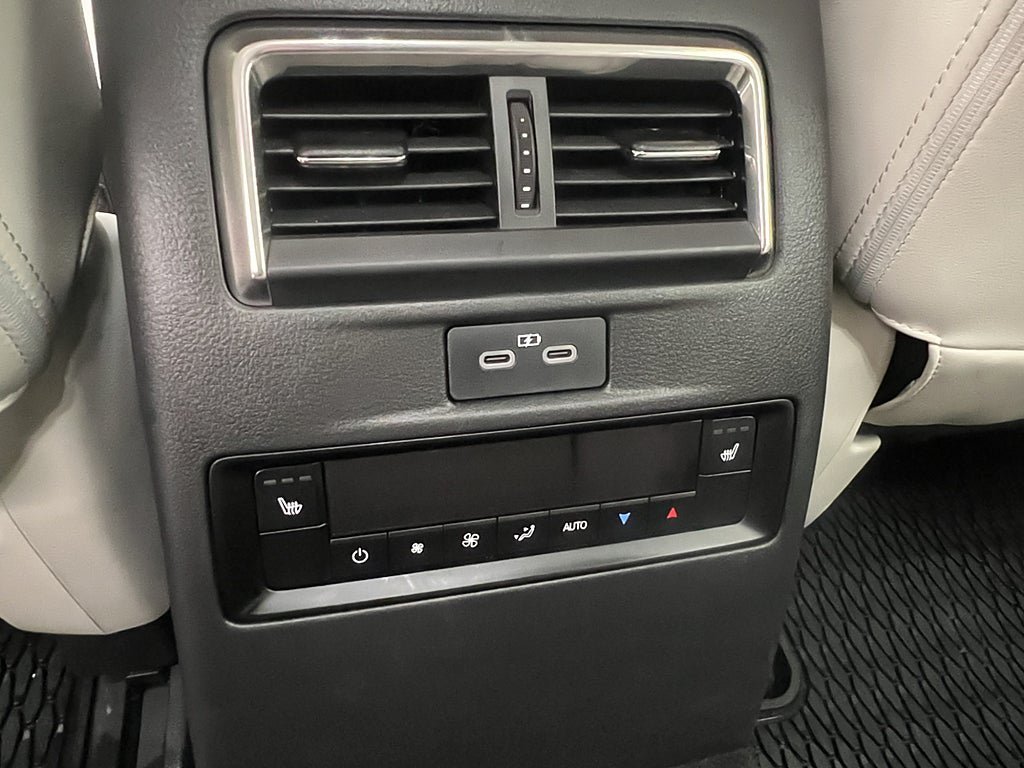 Vehicle Image 25