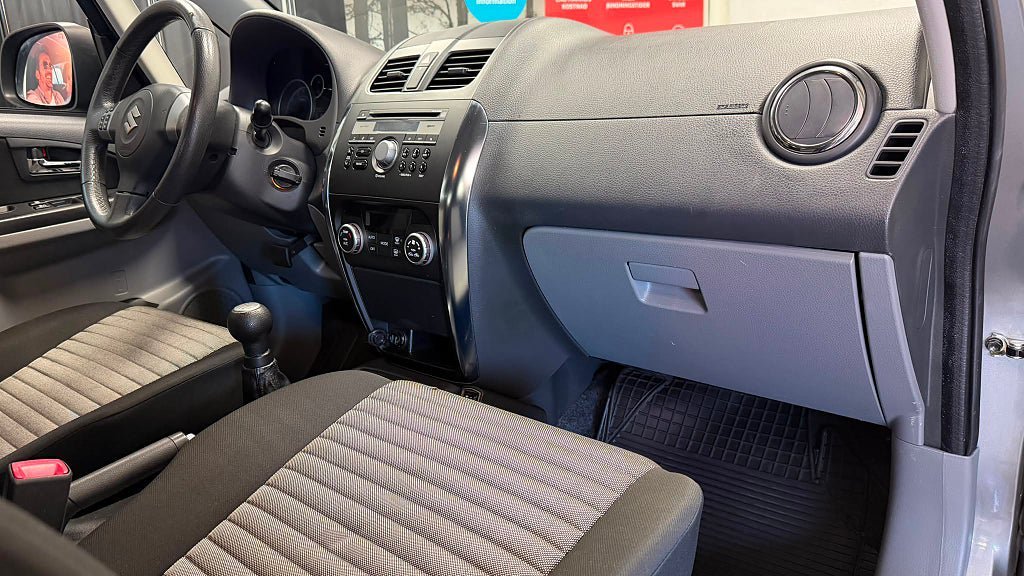 Vehicle Image 12