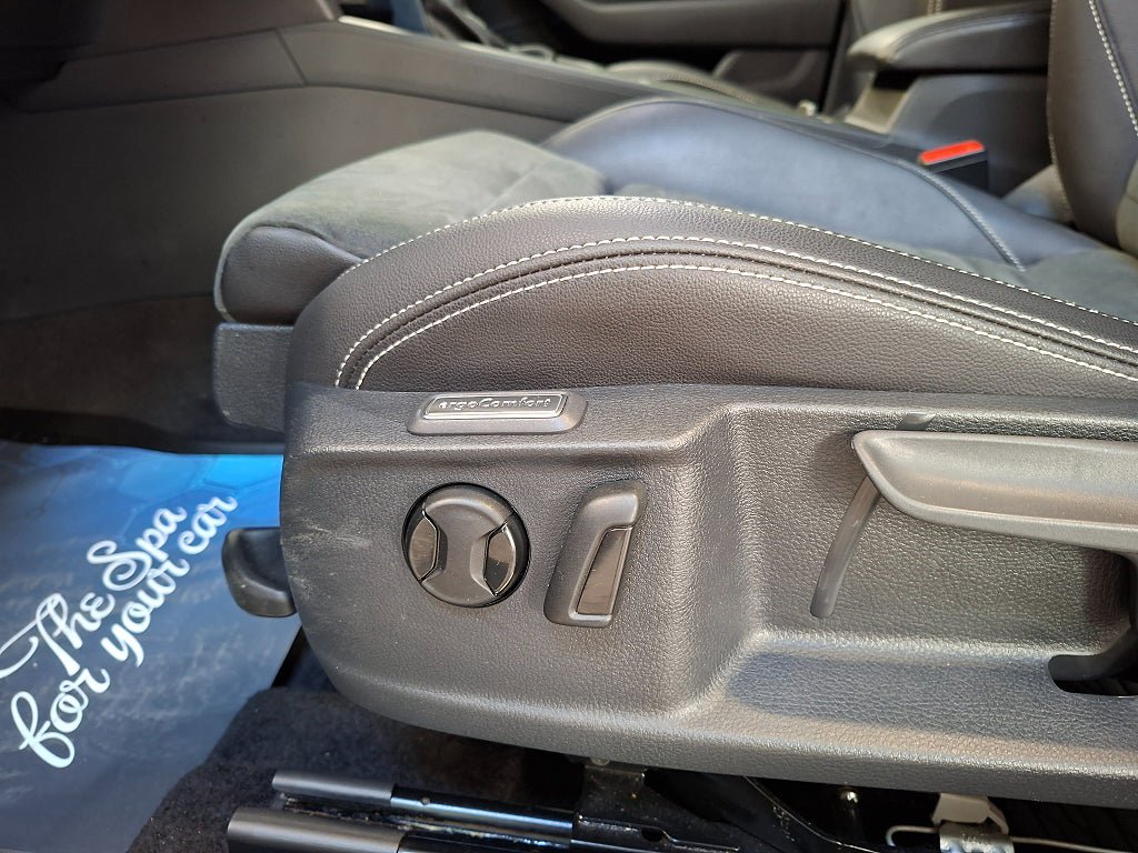 Vehicle Image 21