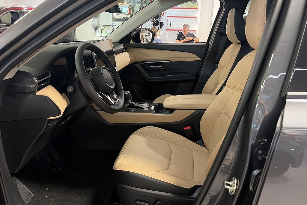 Vehicle Image 9