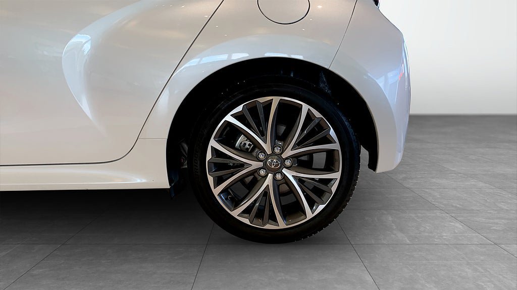 Vehicle Image 6