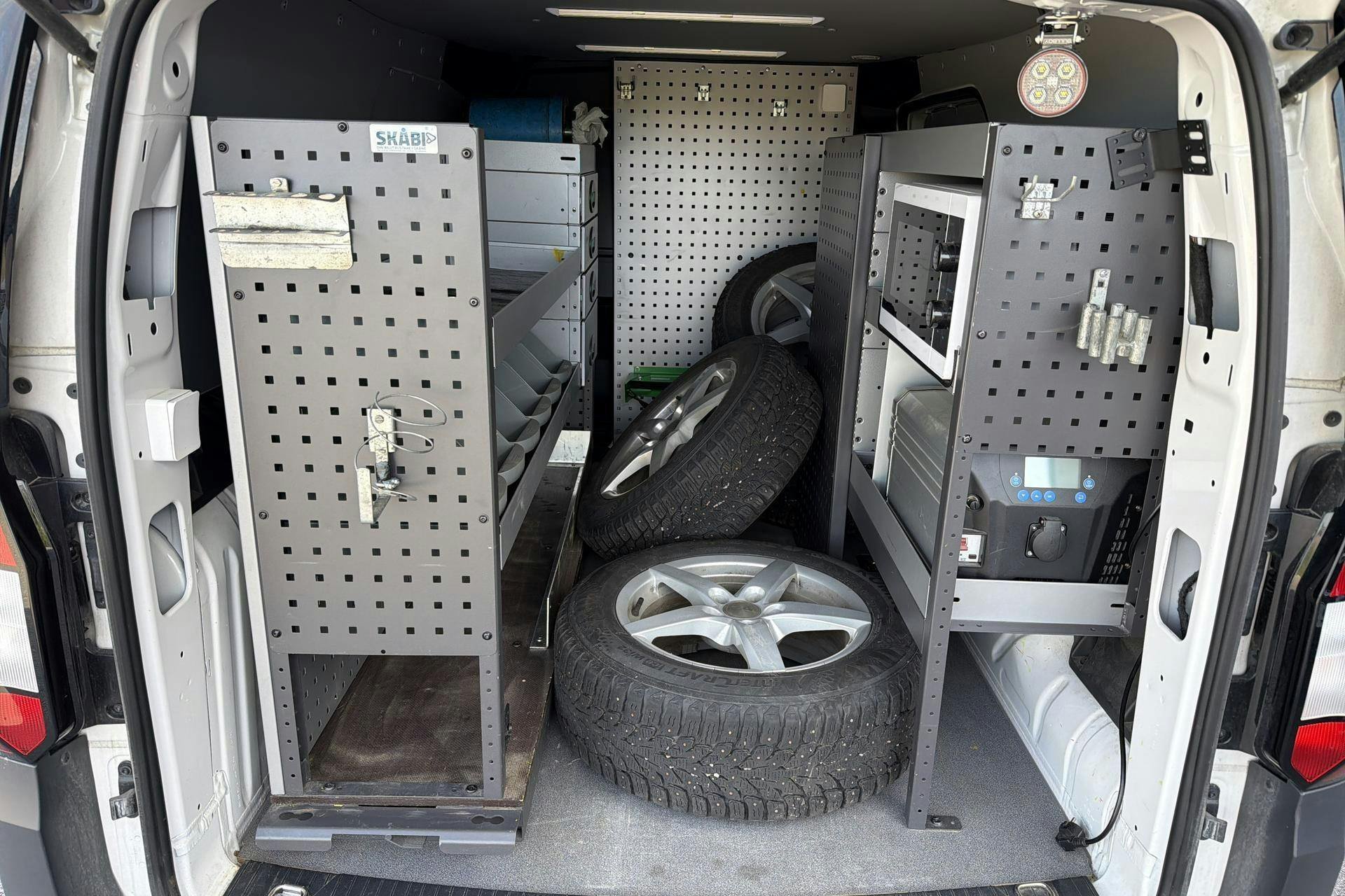 Vehicle Image 9