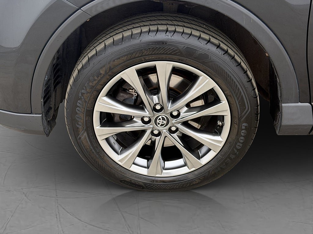 Vehicle Image 25