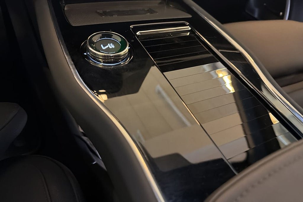 Vehicle Image 25
