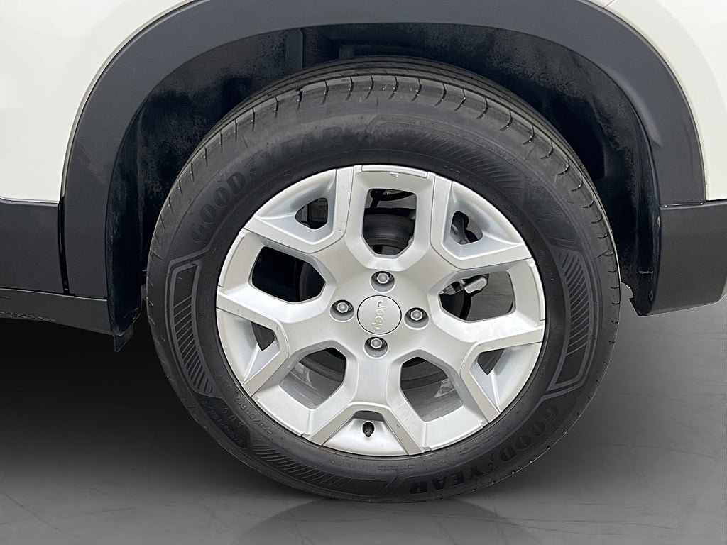 Vehicle Image 25
