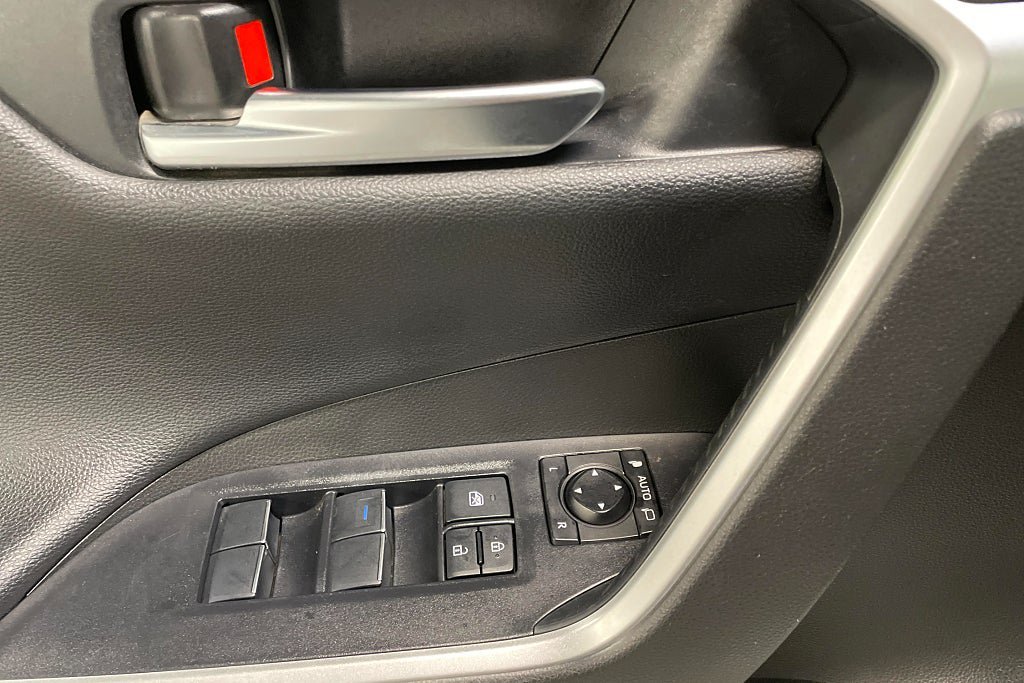 Vehicle Image 25