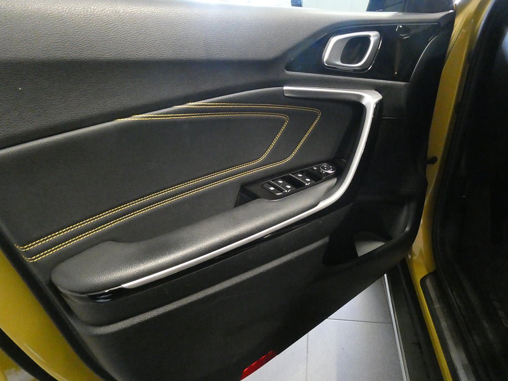 Vehicle Image 25