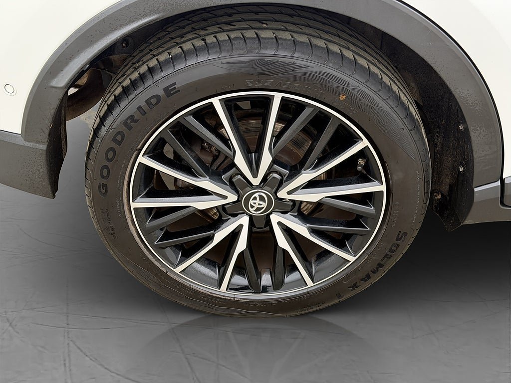Vehicle Image 25