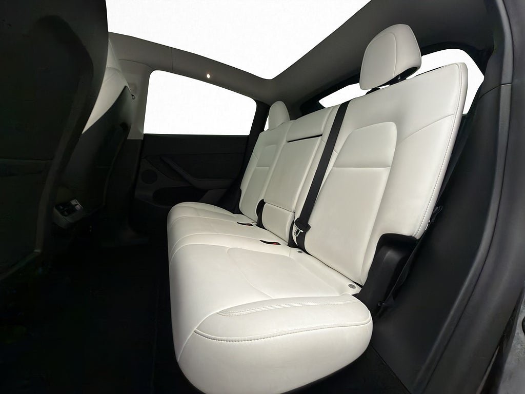 Vehicle Image 25