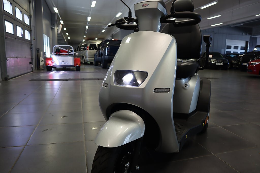Vehicle Image 8