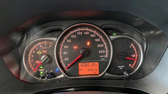 Vehicle Image 25