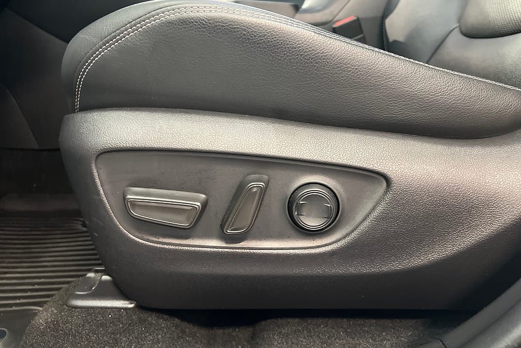 Vehicle Image 25