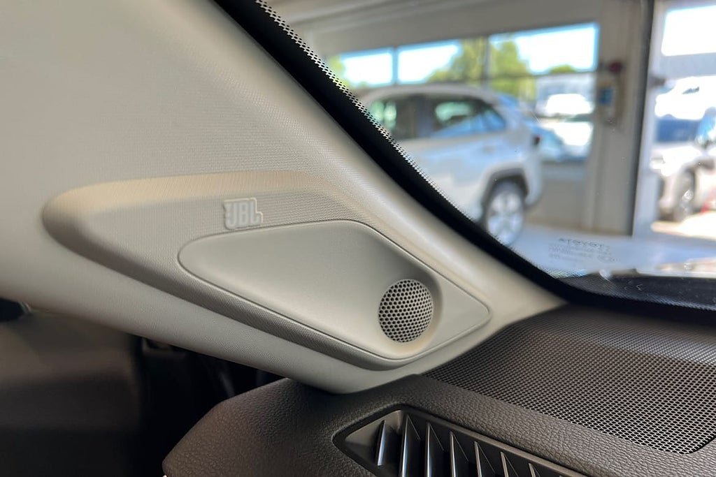 Vehicle Image 23