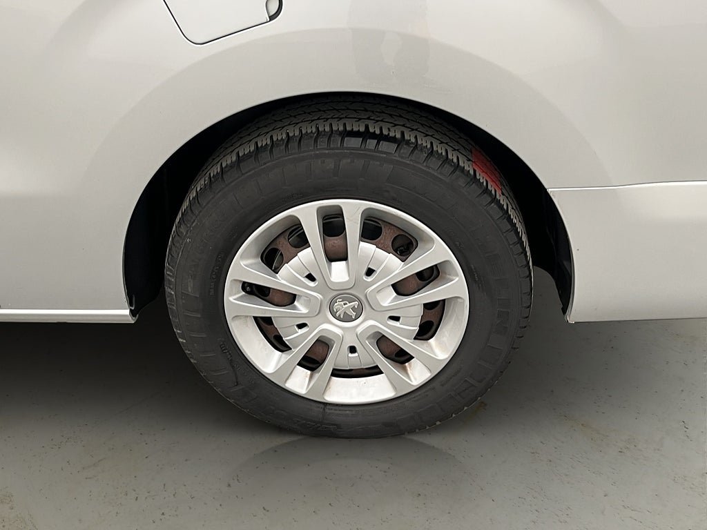 Vehicle Image 25