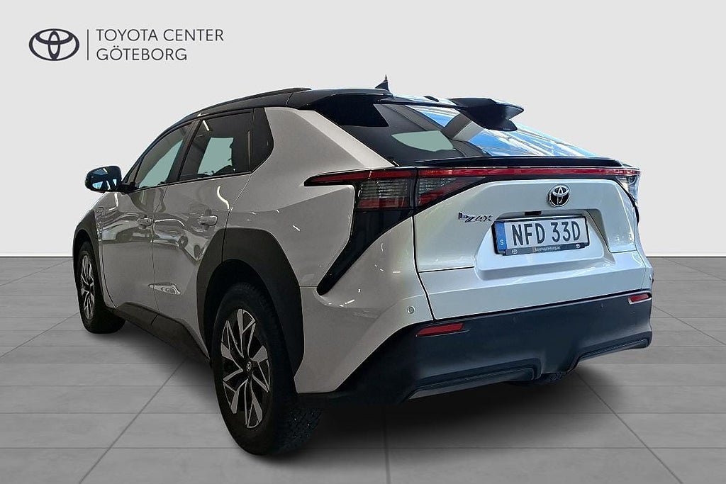 Vehicle Image 4