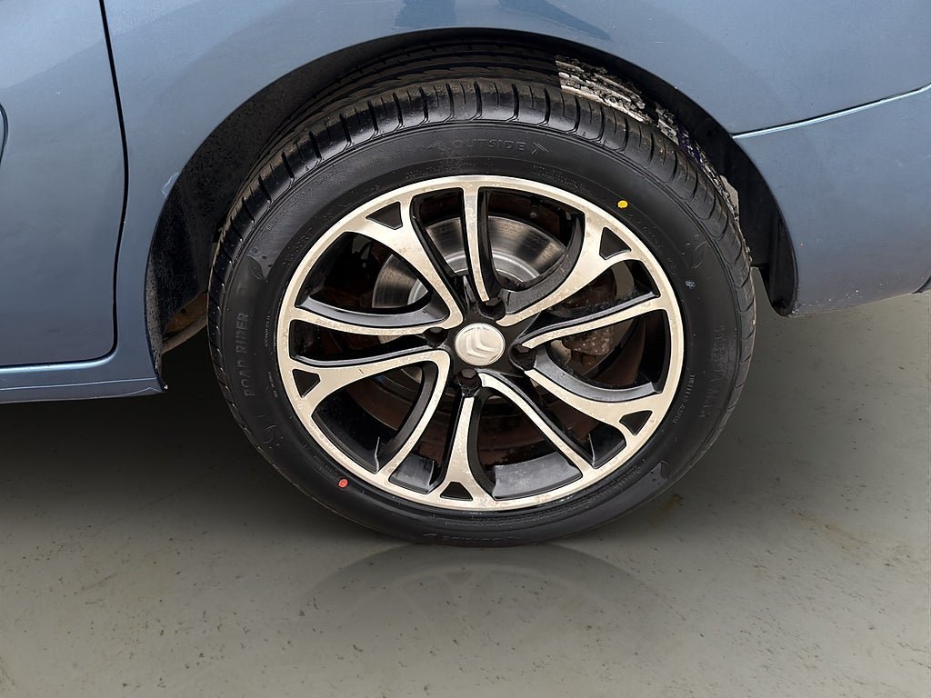 Vehicle Image 25