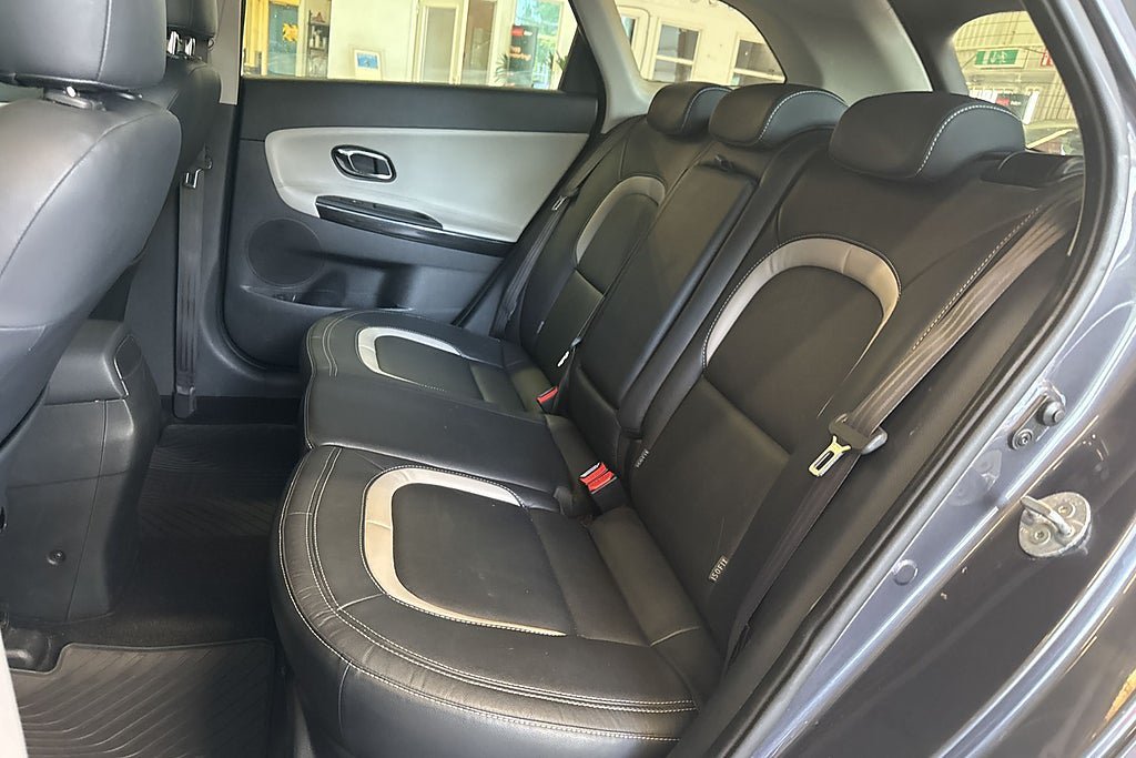 Vehicle Image 13
