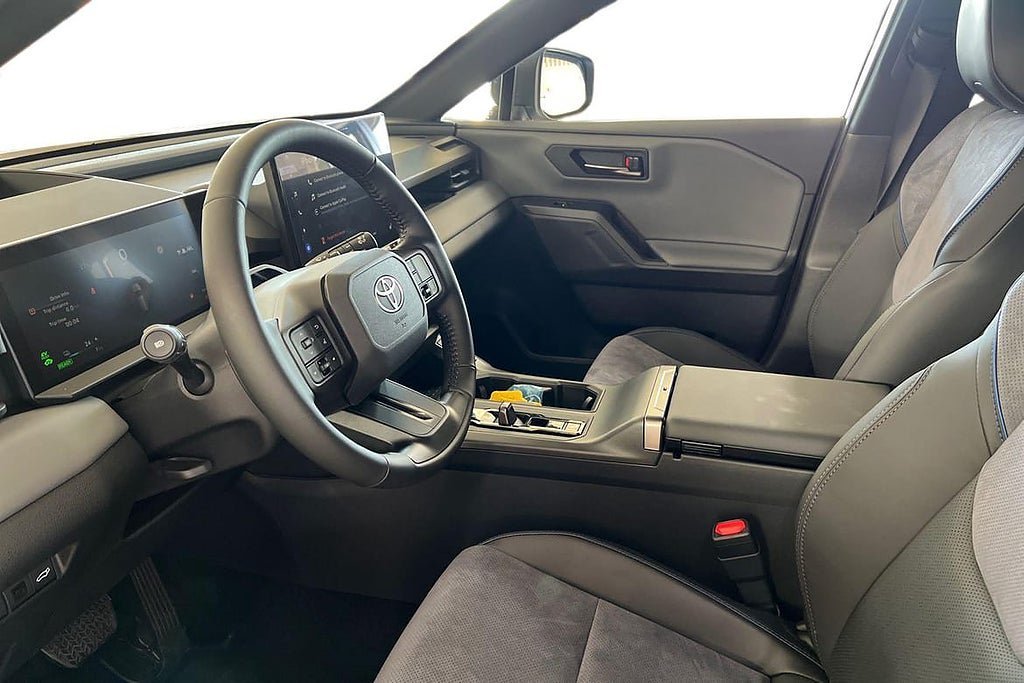 Vehicle Image 16