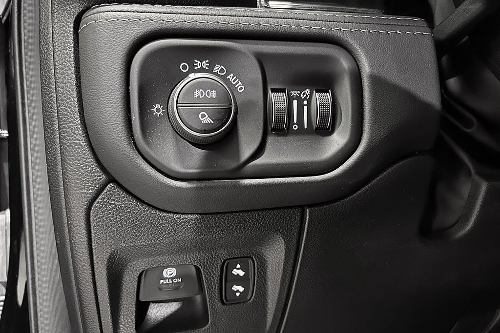 Vehicle Image 25