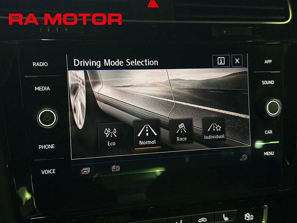 Vehicle Image 25