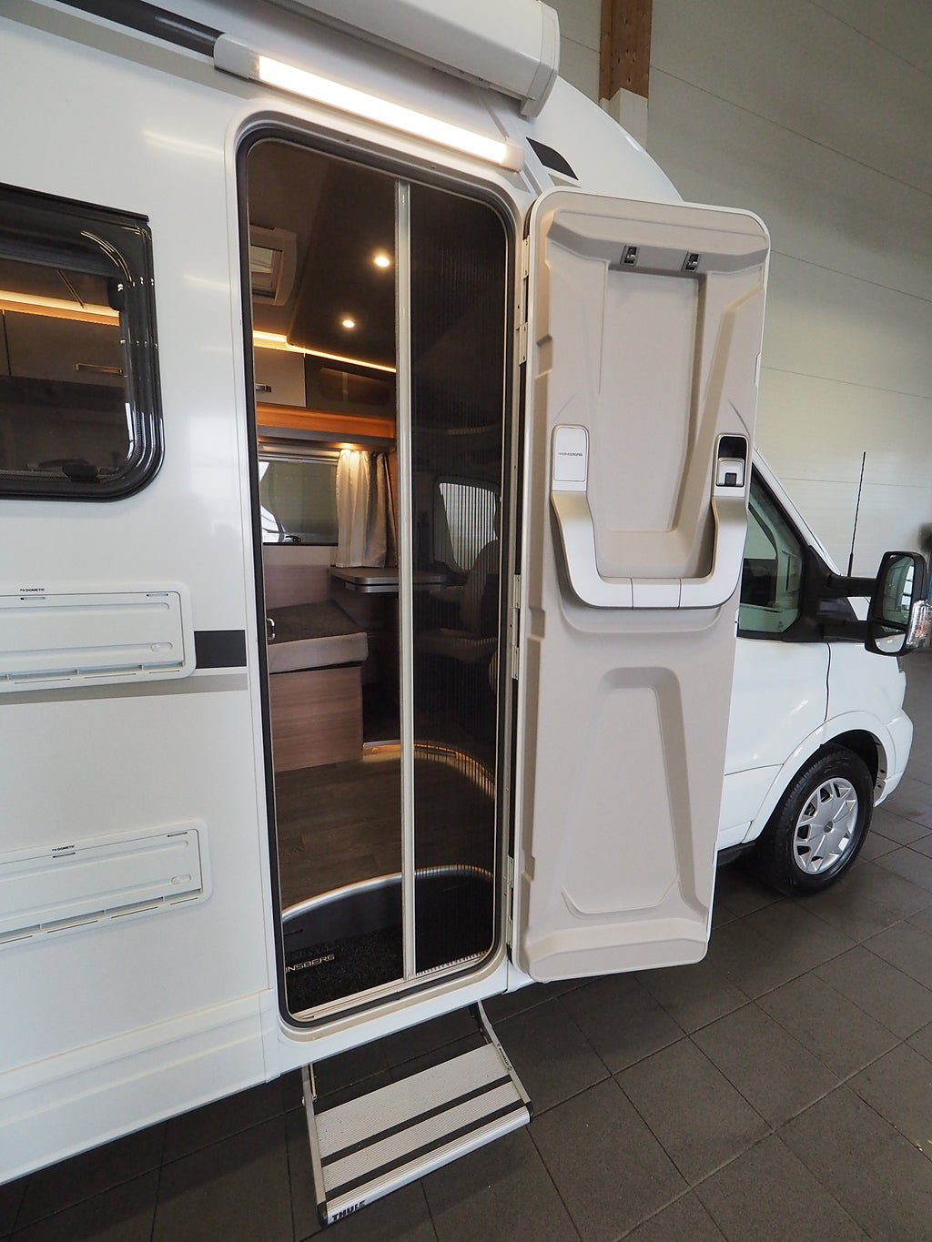 Vehicle Image 12