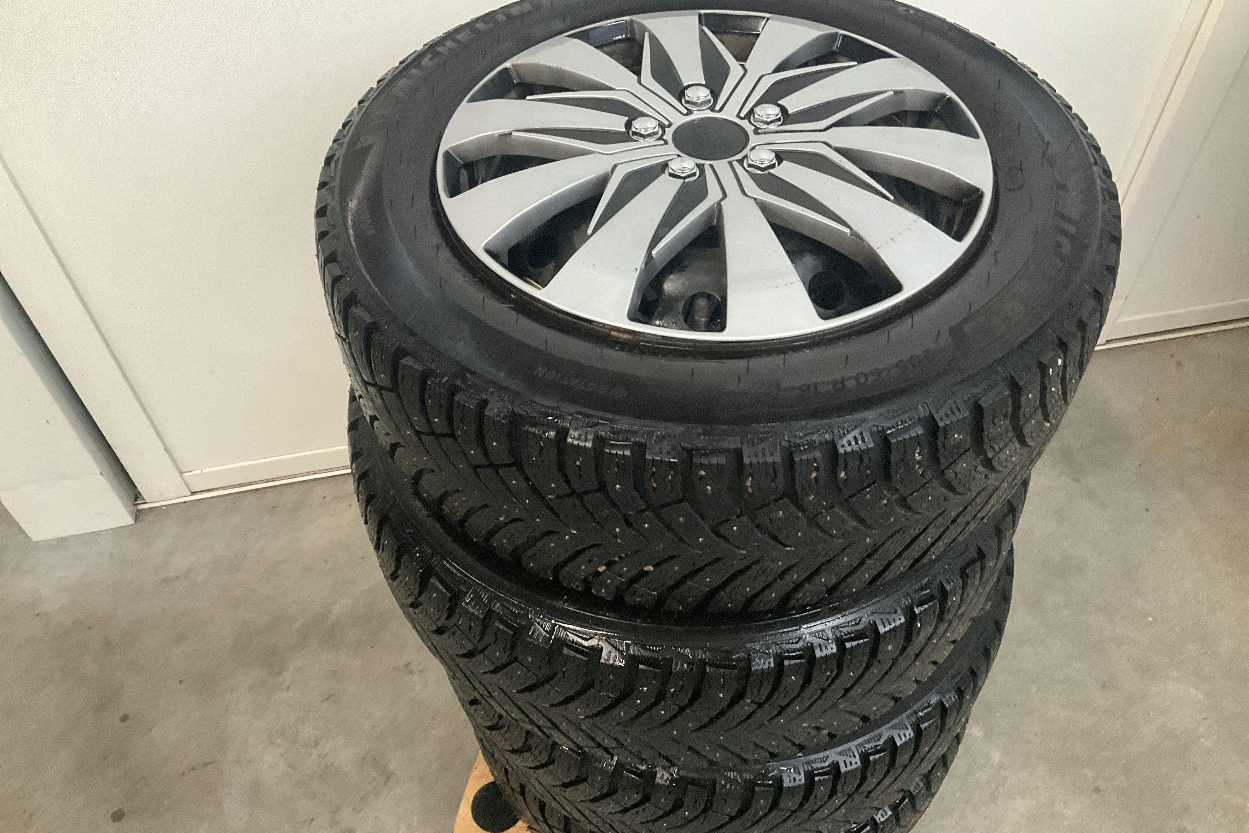 Vehicle Image 12