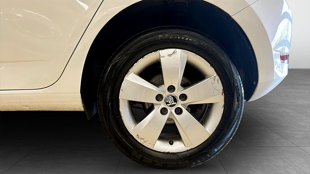 Vehicle Image 6