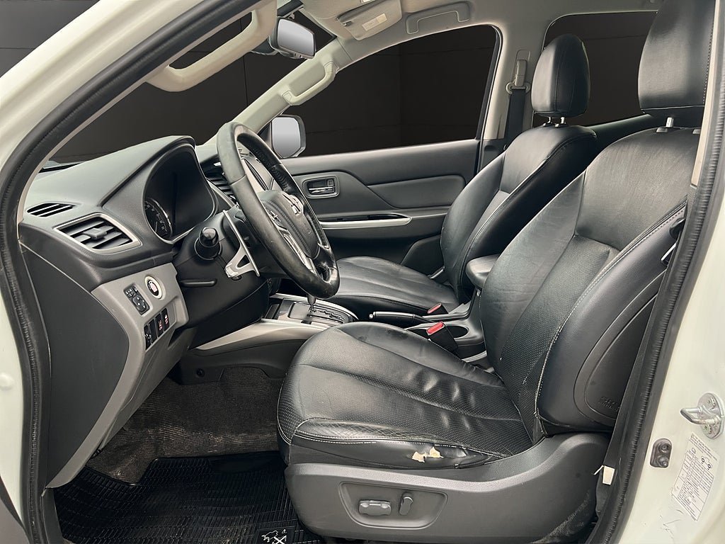Vehicle Image 17