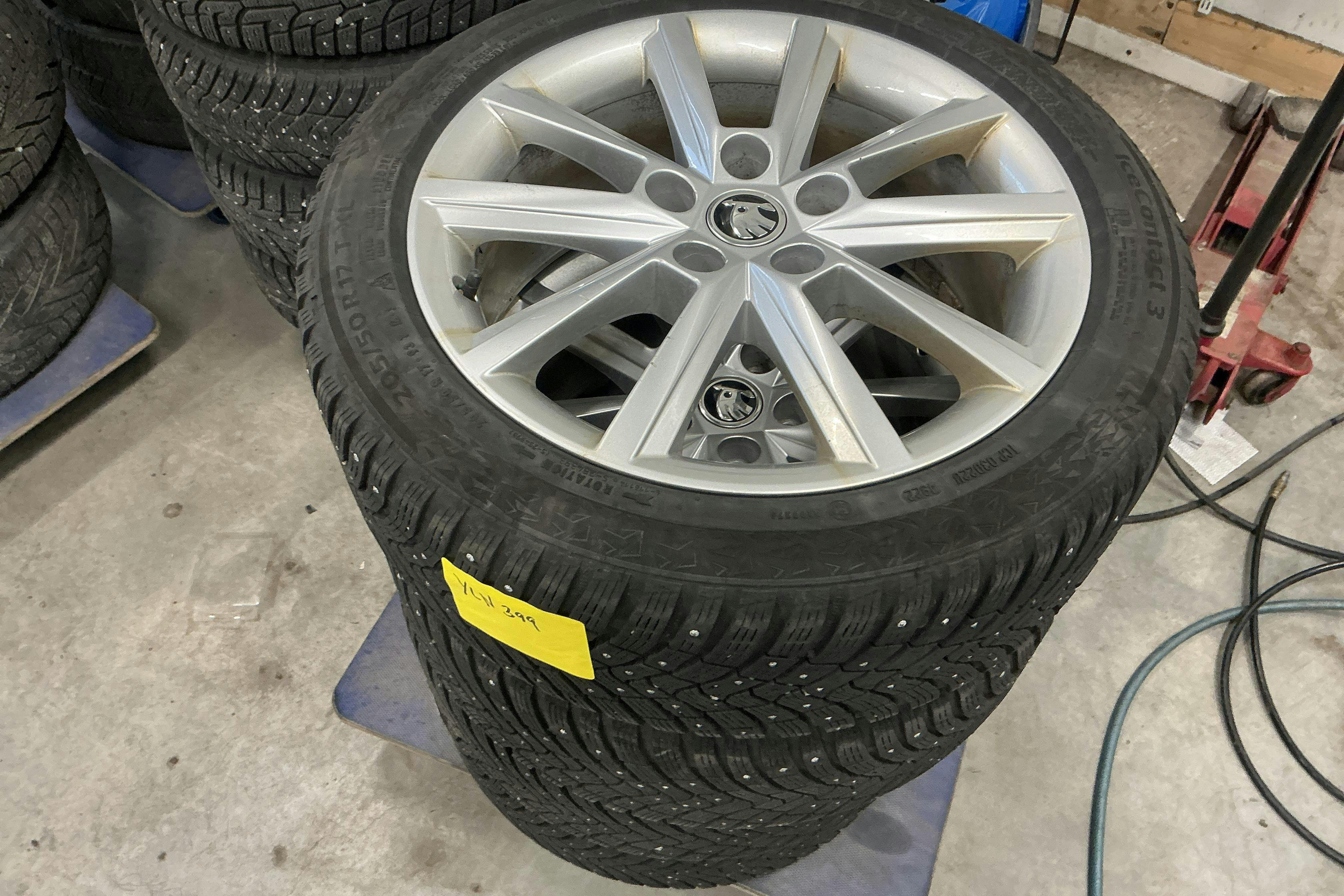 Vehicle Image 13