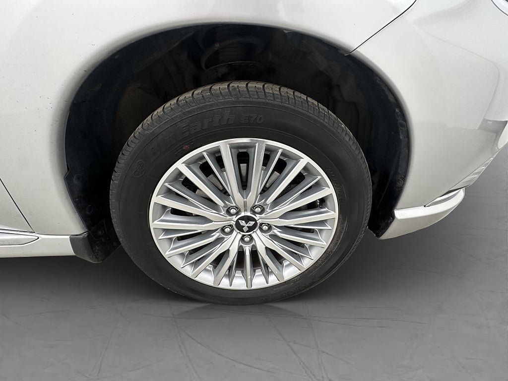 Vehicle Image 25