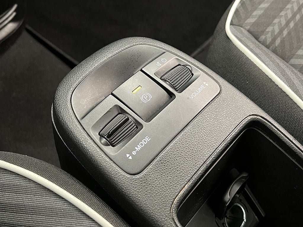 Vehicle Image 25
