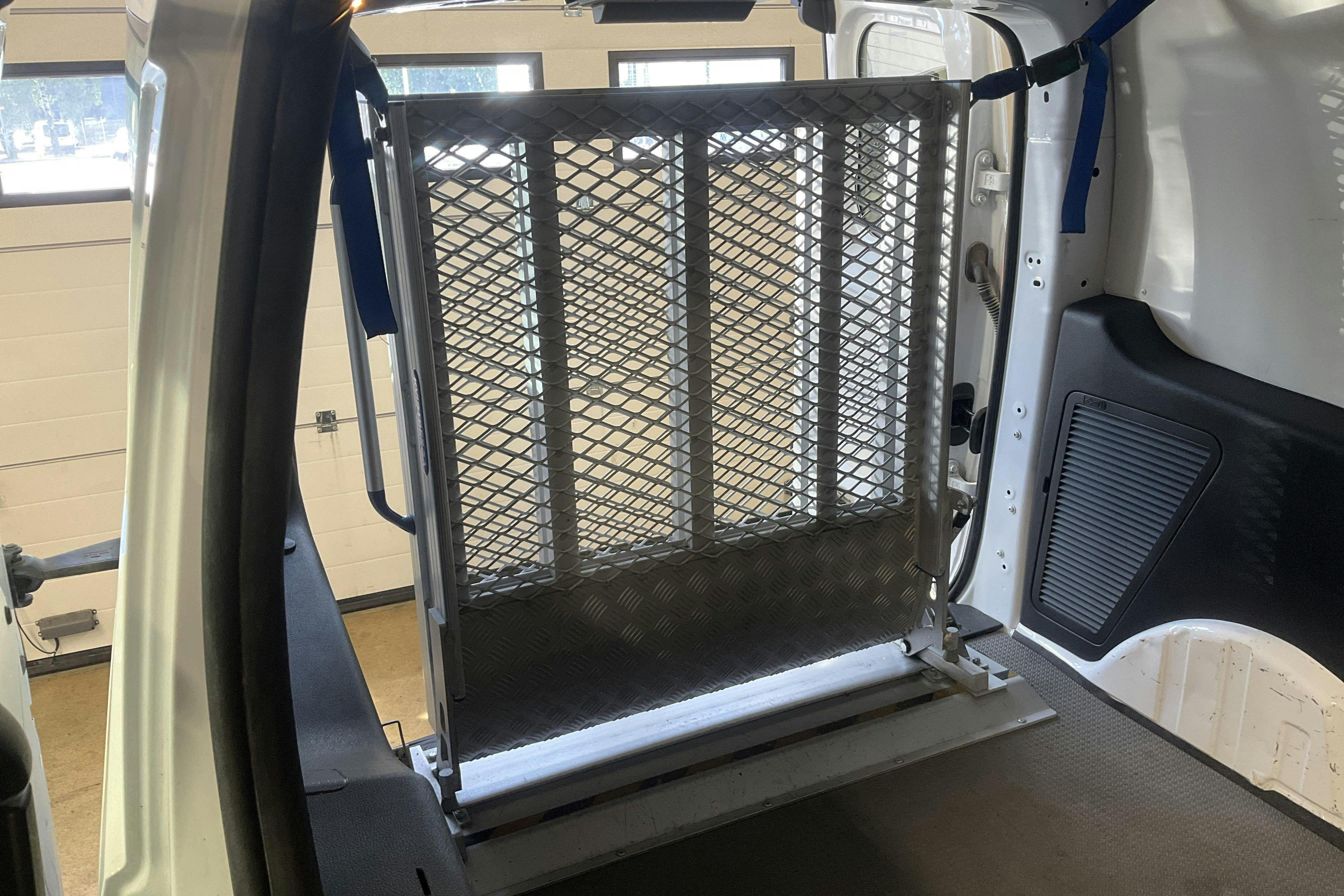 Vehicle Image 12