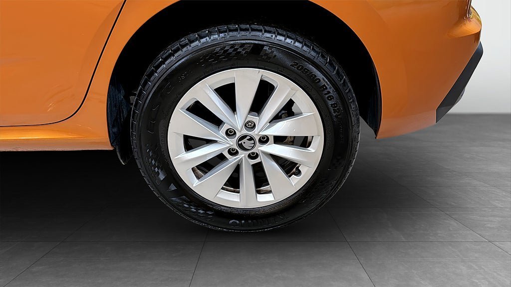 Vehicle Image 6