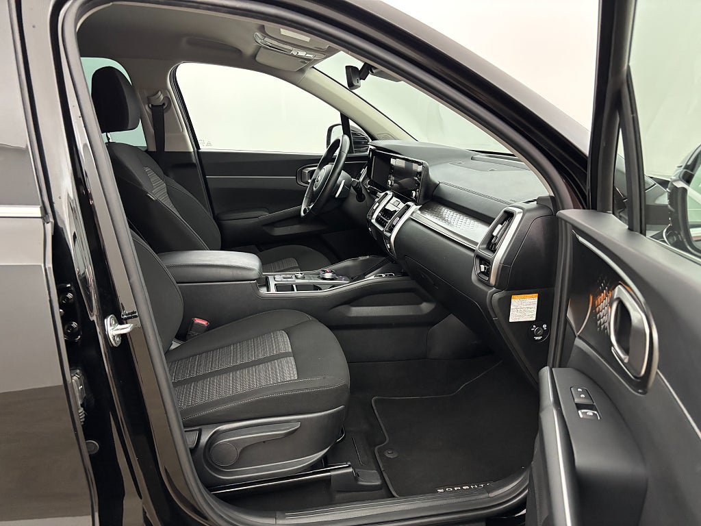 Vehicle Image 25