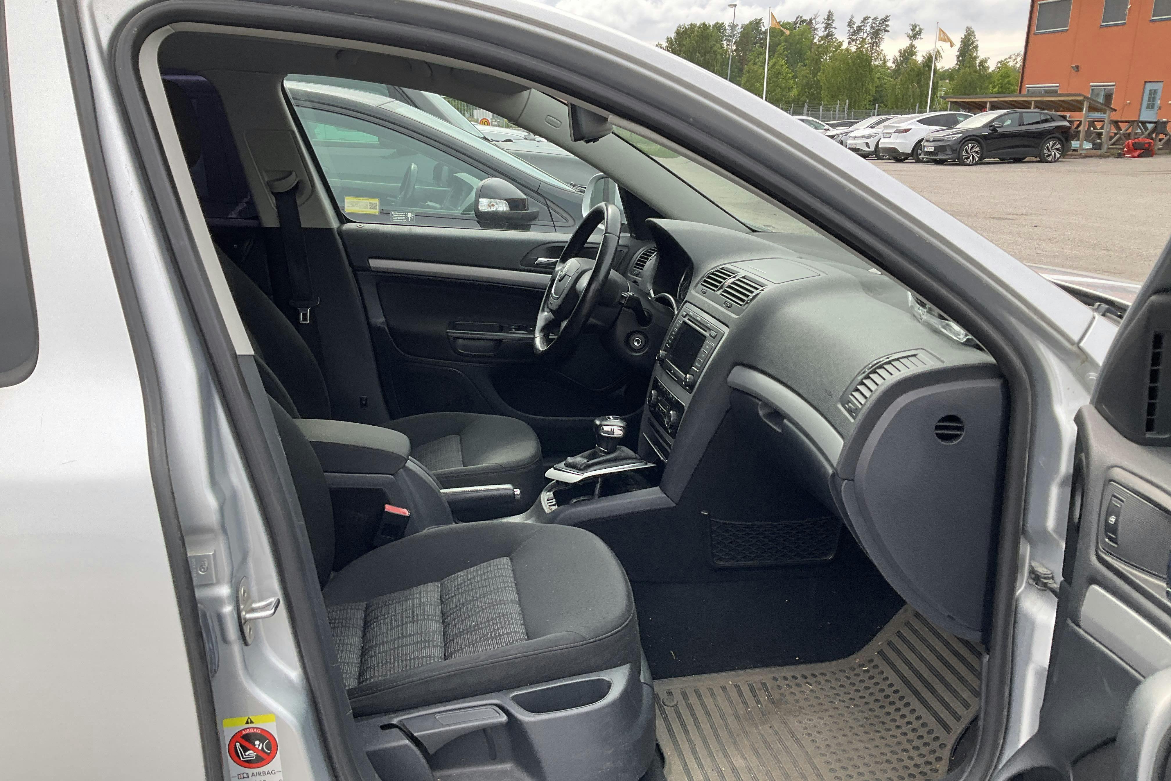 Vehicle Image 8