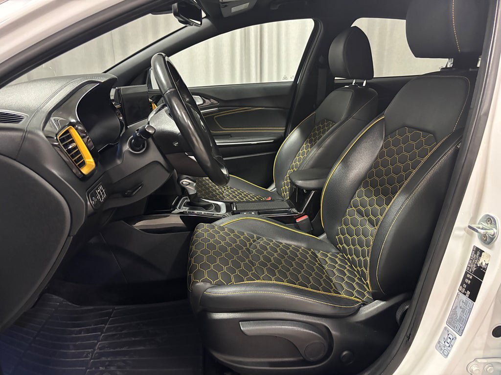 Vehicle Image 9