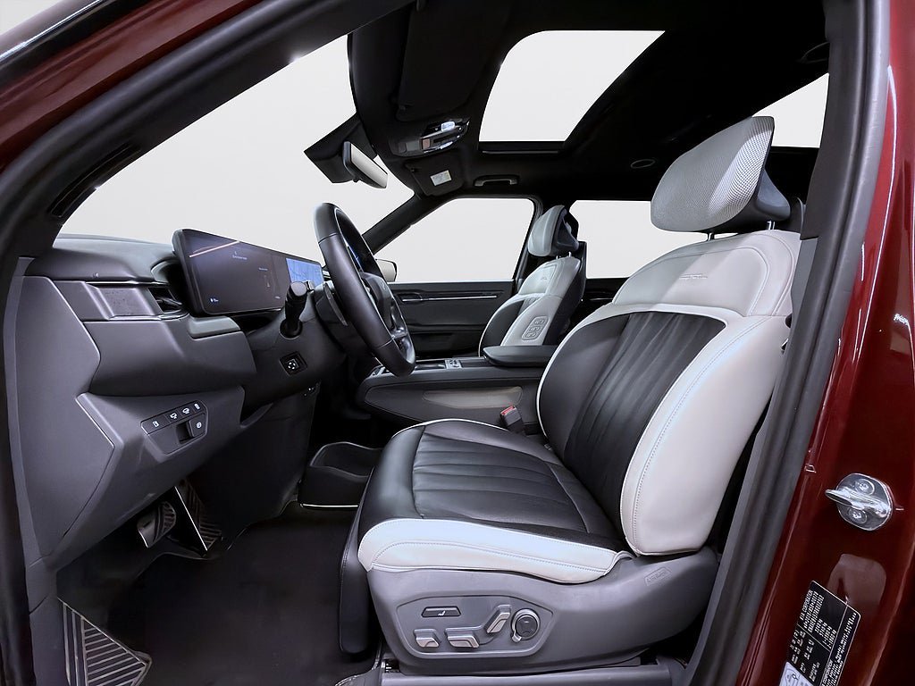 Vehicle Image 16
