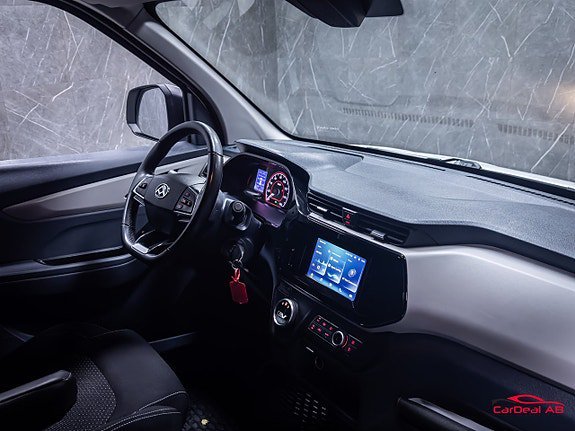 Vehicle Image 13