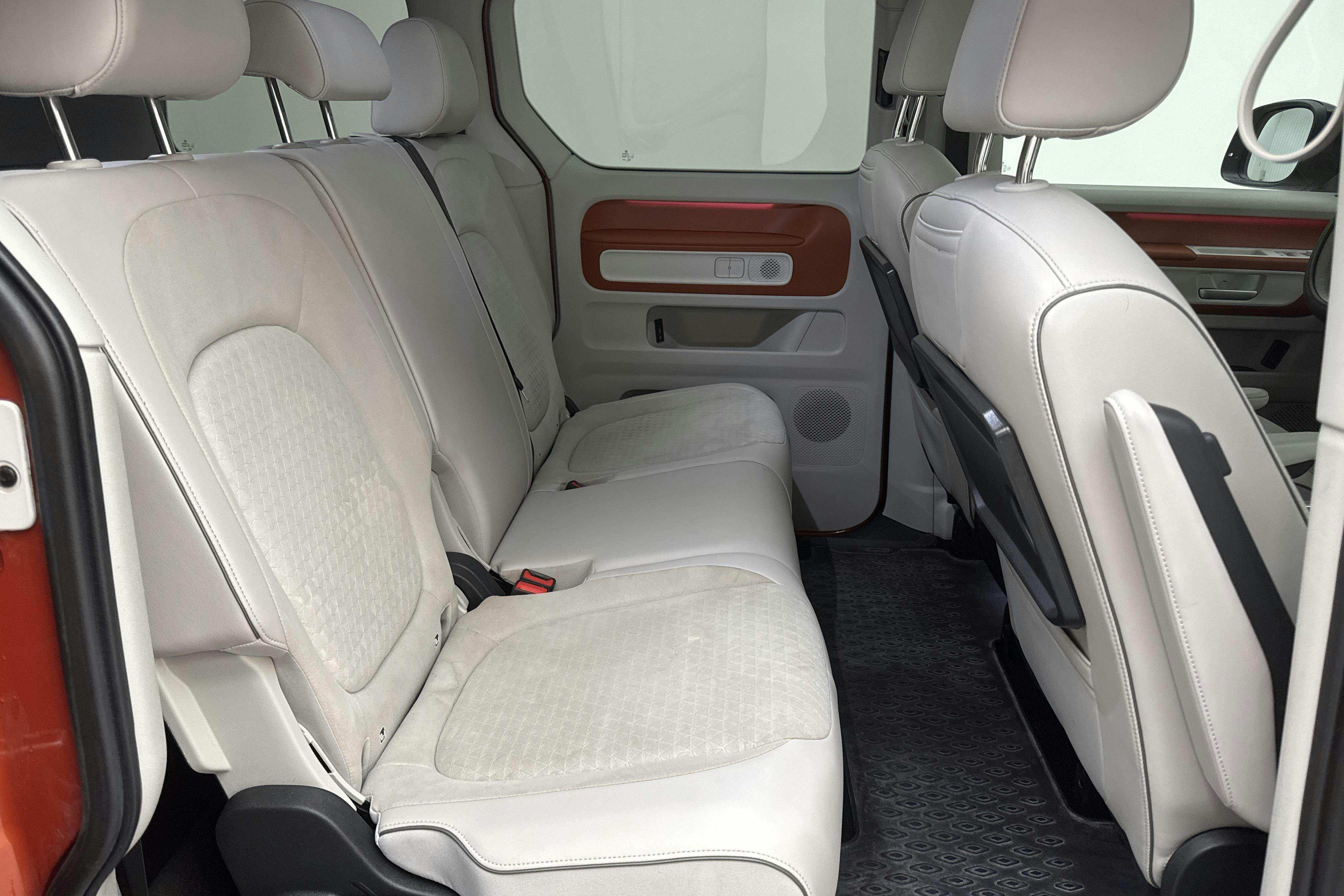 Vehicle Image 8