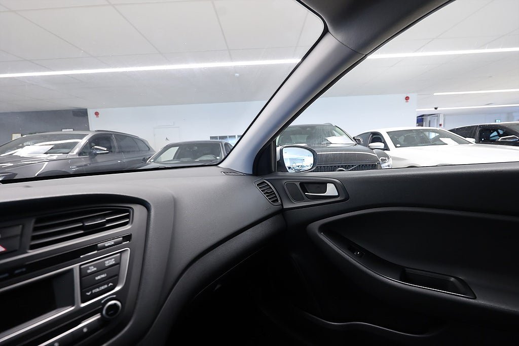 Vehicle Image 16
