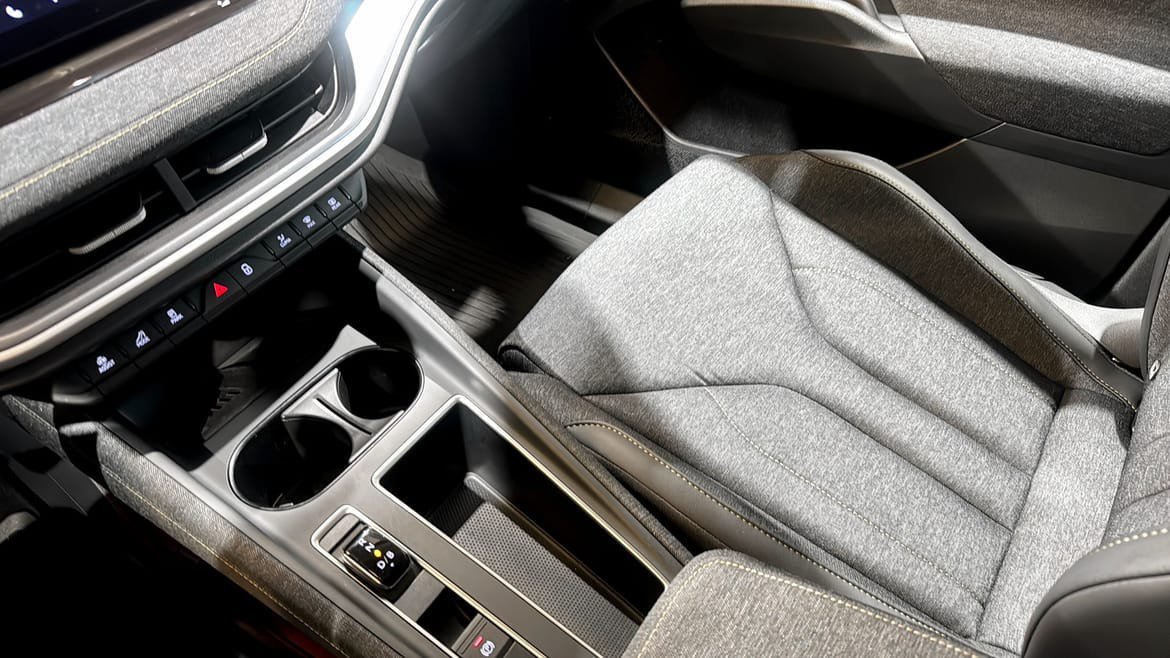 Vehicle Image 16