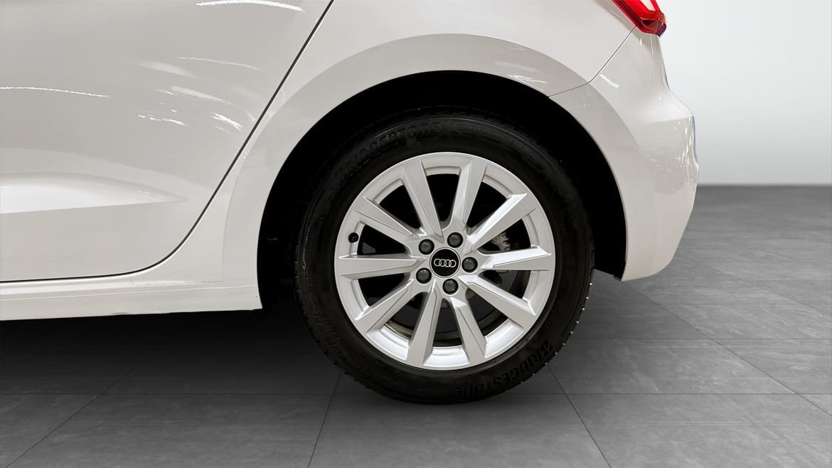 Vehicle Image 6