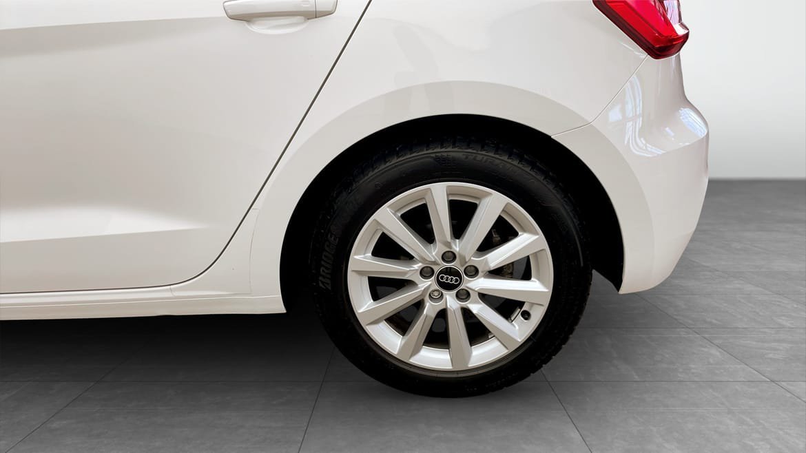Vehicle Image 6